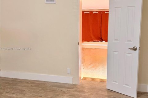 Villa ou maison à louer à Miami, Floride: 3 chambres, 130.06 m2 № 2085451 - photo 14