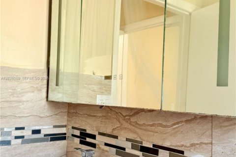 Villa ou maison à louer à Miami, Floride: 3 chambres, 130.06 m2 № 2085451 - photo 23