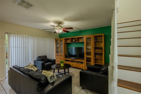 Adosado en venta en Pembroke Pines, Florida, 3 dormitorios, 127.09 m2 № 2066145 - foto 3