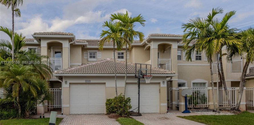 Adosado en Pembroke Pines, Florida 3 dormitorios, 127.09 m2 № 2066145