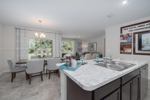 House in Port St. Lucie, Florida 3 bedrooms, 169.73 sq.m. № 2069573 - photo 4