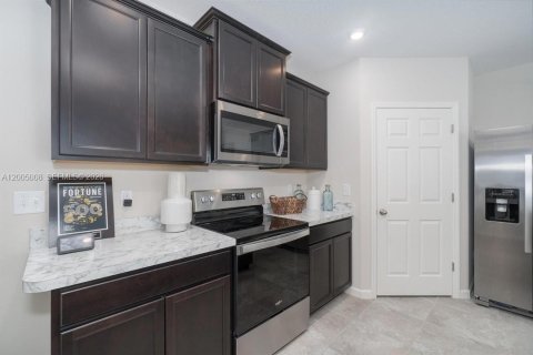 House in Port St. Lucie, Florida 3 bedrooms, 169.73 sq.m. № 2069573 - photo 3