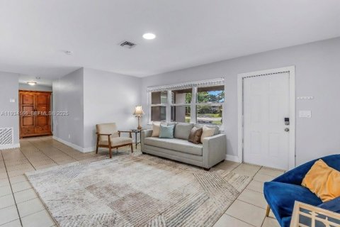 Casa en venta en Oakland Park, Florida, 4 dormitorios, 161.56 m2 № 1992856 - foto 6