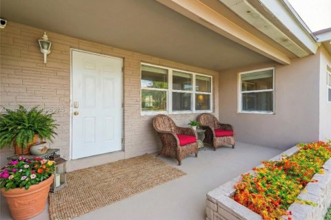 Casa en venta en Oakland Park, Florida, 4 dormitorios, 161.56 m2 № 1992856 - foto 3