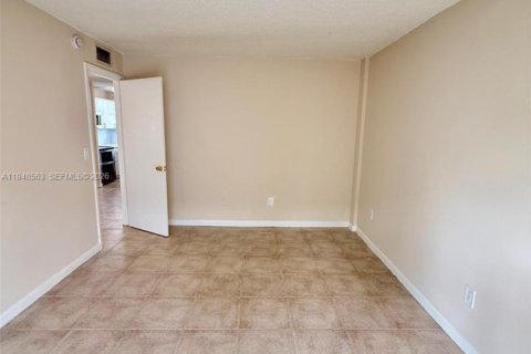 Снять в аренду кондоминиум в Норт-Бей-Виллидж, Флорида 1 спальня, 57.6м2, № 2004245 - фото 10