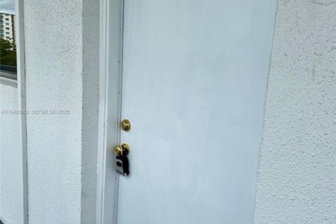 Снять в аренду кондоминиум в Норт-Бей-Виллидж, Флорида 1 спальня, 57.6м2, № 2004245 - фото 8