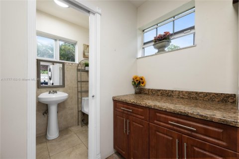 Casa en venta en Miami, Florida, 4 dormitorios, 183.39 m2 № 2058758 - foto 29