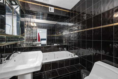 Casa en venta en Miami, Florida, 4 dormitorios, 183.39 m2 № 2058758 - foto 18