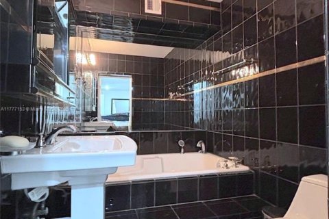 Casa en venta en Miami, Florida, 4 dormitorios, 183.39 m2 № 2058758 - foto 19