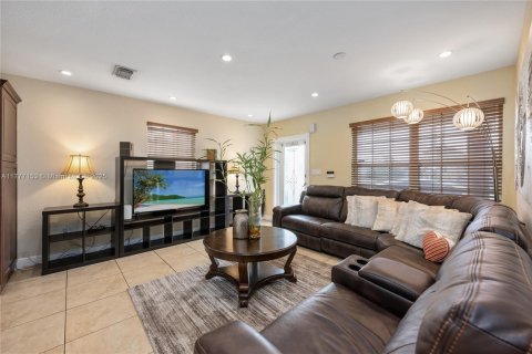 Casa en venta en Miami, Florida, 4 dormitorios, 183.39 m2 № 2058758 - foto 6