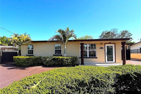 Casa en venta en Miami, Florida, 4 dormitorios, 183.39 m2 № 2058758 - foto 2