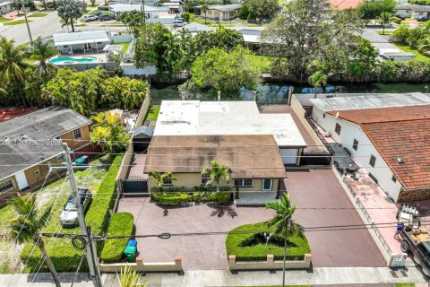 Casa en venta en Miami, Florida, 4 dormitorios, 183.39 m2 № 2058758 - foto 4