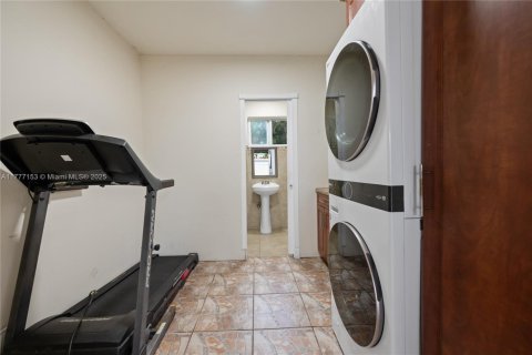 Casa en venta en Miami, Florida, 4 dormitorios, 183.39 m2 № 2058758 - foto 28