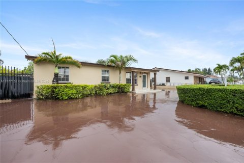 Casa en venta en Miami, Florida, 4 dormitorios, 183.39 m2 № 2058758 - foto 3