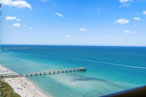 Condo in Sunny Isles Beach, Florida, 2 bedrooms  № 1937523 - photo 1