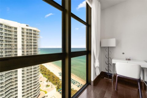 Condo in Sunny Isles Beach, Florida, 2 bedrooms  № 1937523 - photo 13