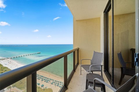 Condo in Sunny Isles Beach, Florida, 2 bedrooms  № 1937523 - photo 15