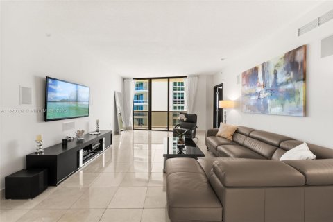 Condo in Sunny Isles Beach, Florida, 2 bedrooms  № 1937523 - photo 2