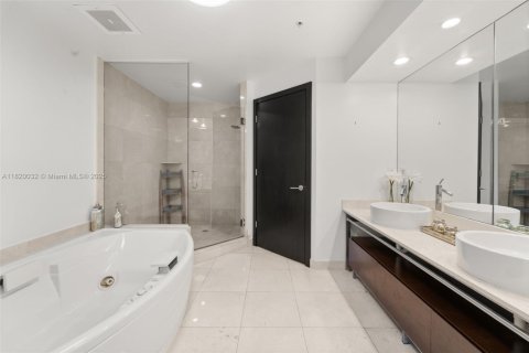 Condo in Sunny Isles Beach, Florida, 2 bedrooms  № 1937523 - photo 10