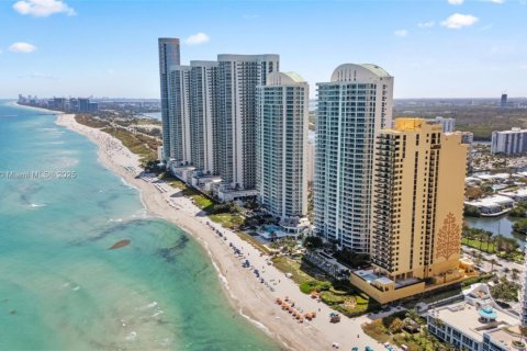 Condo in Sunny Isles Beach, Florida, 2 bedrooms  № 1937523 - photo 22
