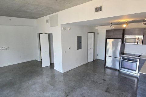 Condo in Miami, Florida, 1 bedroom № 1947673 - photo 5