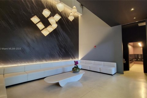 Condo in Miami, Florida, 1 bedroom № 1947673 - photo 3