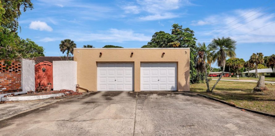 House in Fort Pierce, Florida 3 bedrooms, 284.47 sq.m. № 1077859