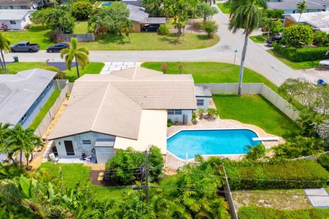 House in Oakland Park, Florida 3 bedrooms, 182.27 sq.m. № 2262225 - photo 3