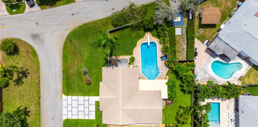 House in Oakland Park, Florida 3 bedrooms, 182.27 sq.m. № 2262225