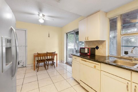 House in Tamarac, Florida 3 bedrooms, 116.78 sq.m. № 2179580 - photo 9