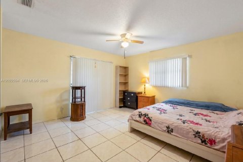 House in Tamarac, Florida 3 bedrooms, 116.78 sq.m. № 2179580 - photo 12