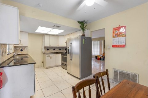 House in Tamarac, Florida 3 bedrooms, 116.78 sq.m. № 2179580 - photo 8