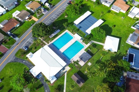 House in Tamarac, Florida 3 bedrooms, 116.78 sq.m. № 2179580 - photo 4