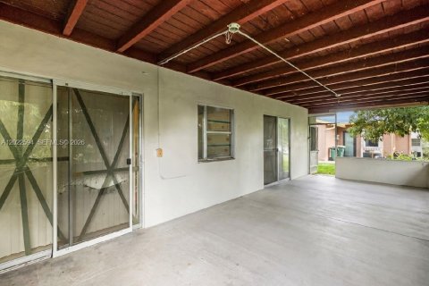 House in Tamarac, Florida 3 bedrooms, 116.78 sq.m. № 2179580 - photo 10