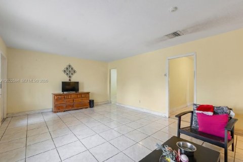 House in Tamarac, Florida 3 bedrooms, 116.78 sq.m. № 2179580 - photo 6