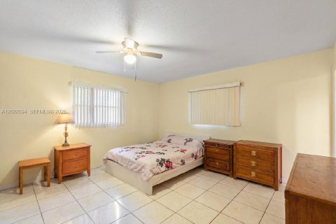 House in Tamarac, Florida 3 bedrooms, 116.78 sq.m. № 2179580 - photo 13