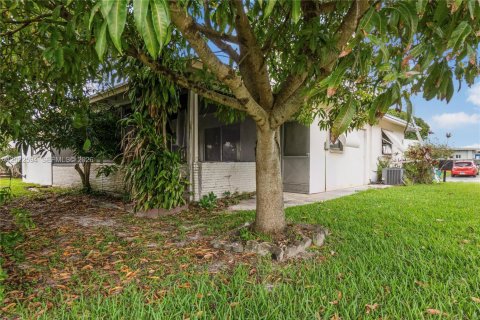 House in Tamarac, Florida 3 bedrooms, 116.78 sq.m. № 2179580 - photo 5