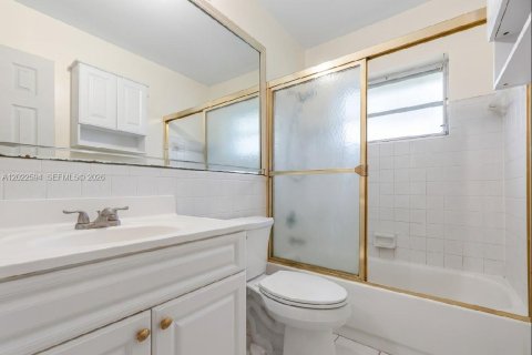 House in Tamarac, Florida 3 bedrooms, 116.78 sq.m. № 2179580 - photo 17