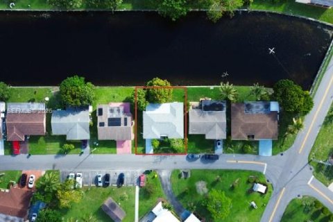 House in Tamarac, Florida 3 bedrooms, 116.78 sq.m. № 2179580
