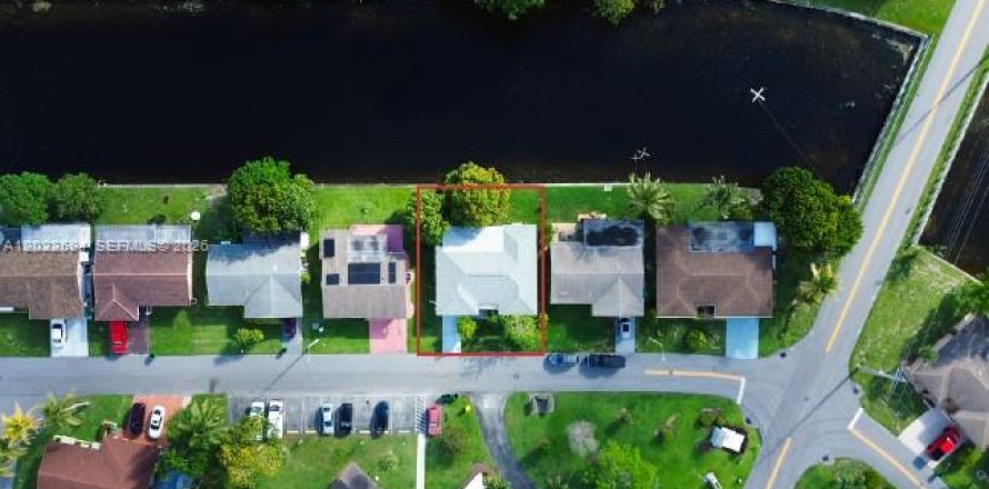House in Tamarac, Florida 3 bedrooms, 116.78 sq.m. № 2179580
