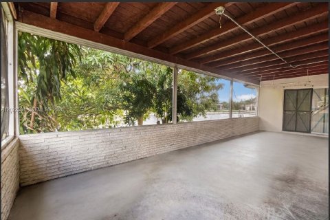 House in Tamarac, Florida 3 bedrooms, 116.78 sq.m. № 2179580 - photo 11