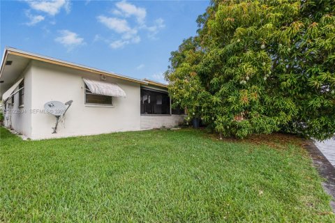 House in Tamarac, Florida 3 bedrooms, 116.78 sq.m. № 2179580 - photo 2
