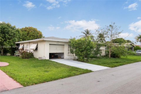 House in Tamarac, Florida 3 bedrooms, 116.78 sq.m. № 2179580 - photo 3