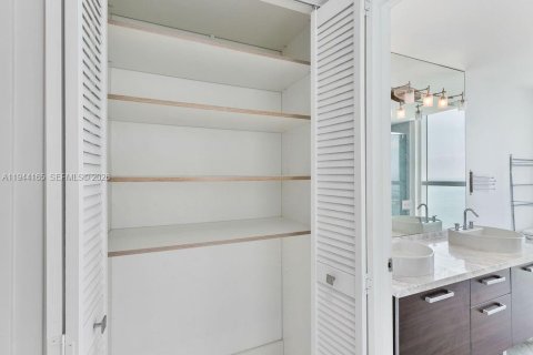 Condo in Miami, Florida, 3 bedrooms № 2060111 - photo 30