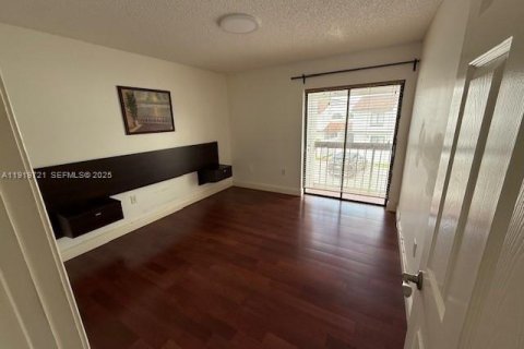 Снять в аренду таунхаус в Майами, Флорида 3 спальни, 170.94м2, № 1991728 - фото 5