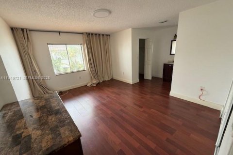 Снять в аренду таунхаус в Майами, Флорида 3 спальни, 170.94м2, № 1991728 - фото 13