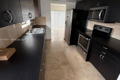 Снять в аренду таунхаус в Майами, Флорида 3 спальни, 170.94м2, № 1991728 - фото 1