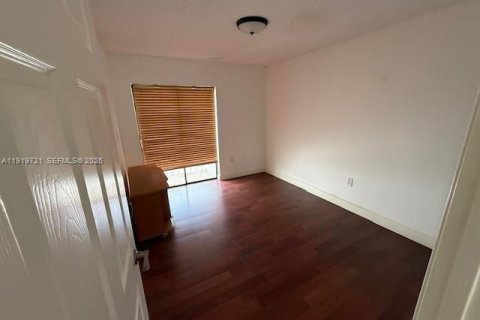 Снять в аренду таунхаус в Майами, Флорида 3 спальни, 170.94м2, № 1991728 - фото 7