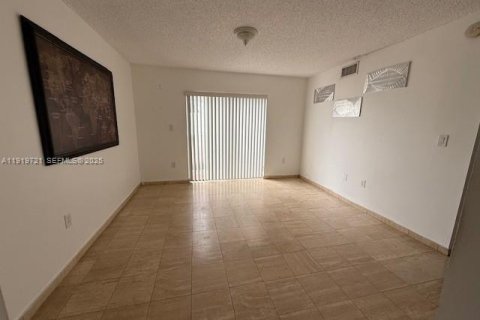 Снять в аренду таунхаус в Майами, Флорида 3 спальни, 170.94м2, № 1991728 - фото 16