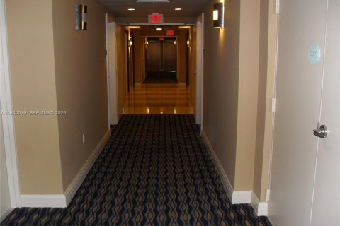 Снять в аренду кондоминиум в Майами, Флорида 2 спальни, 86.31м2, № 2001872 - фото 28